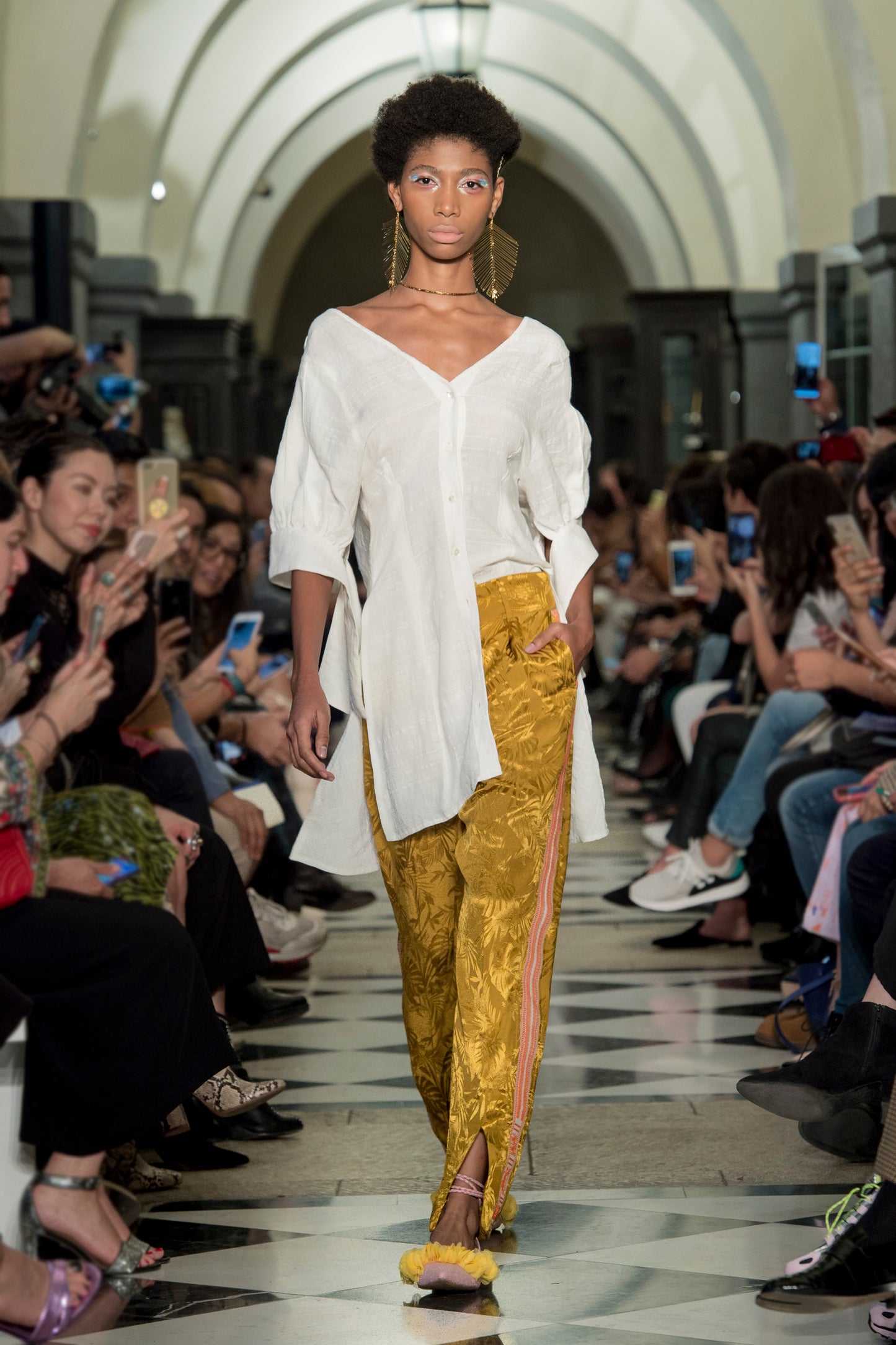 'L002' Back open linen blouse with Purepecha artisan woven tape